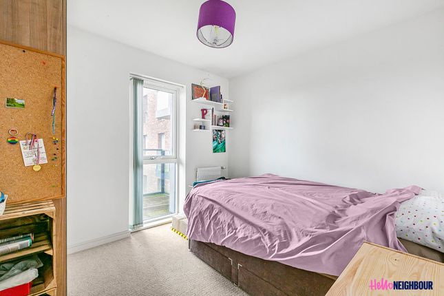 Flat to rent in Crested Court, London