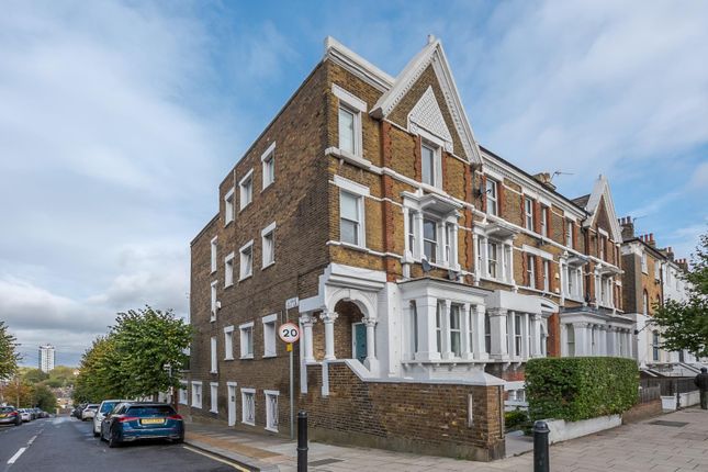 Flat for sale in Lavender Hill, London
