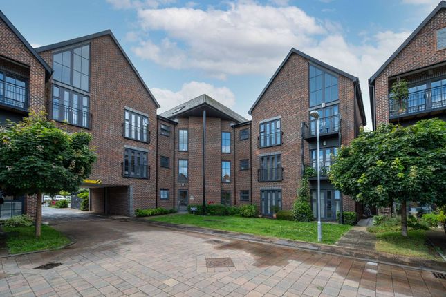 Thumbnail Flat for sale in Gresham Park Road, Old Woking