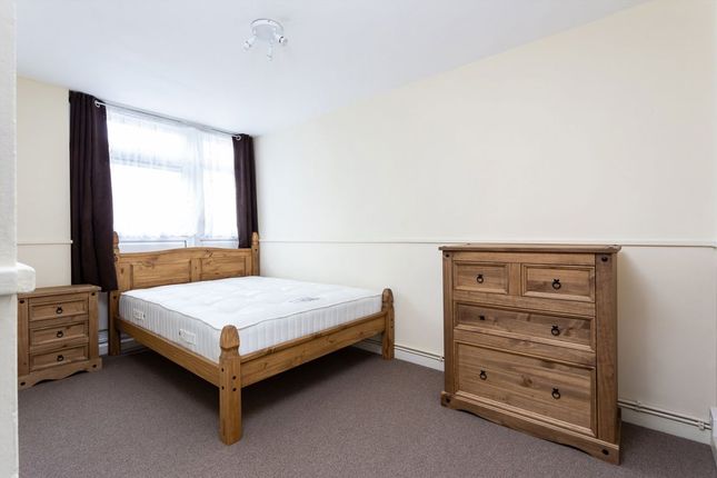 29, Rupert Gardens, London photo 3
