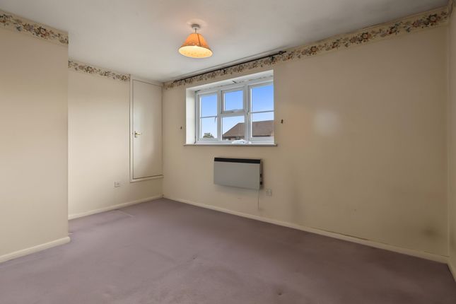 88 Walton Park, Walton-On-Thames photo 2