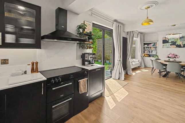 22 Woodhill Drive, Manchester photo 3