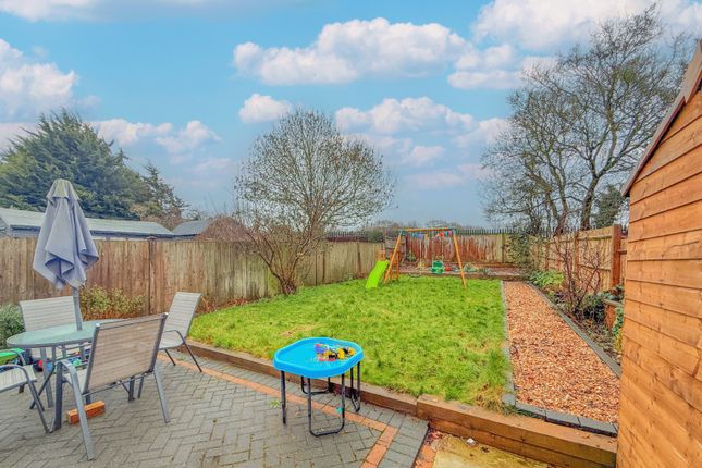 26 Lawrence Avenue, Stevenage, Hertfordshire photo 3
