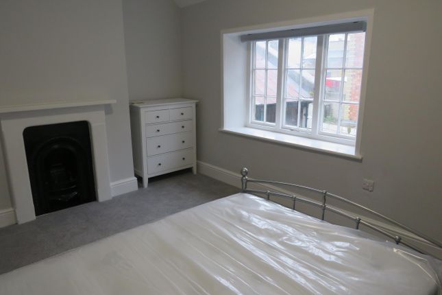Room 2, 18, High Street, CALNE photo 3