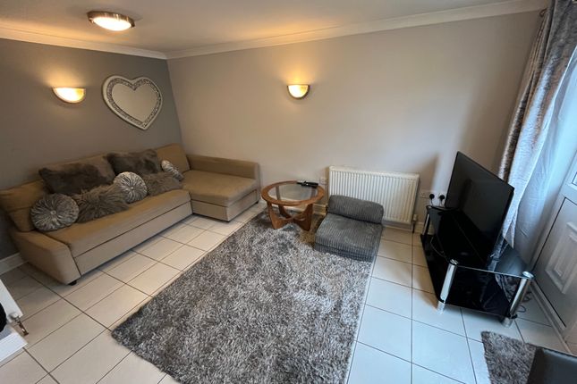 Thumbnail Flat to rent in Haynes Close, Langley, Slough