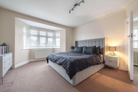 44 Southbourne Crescent, Hendon, London photo 4
