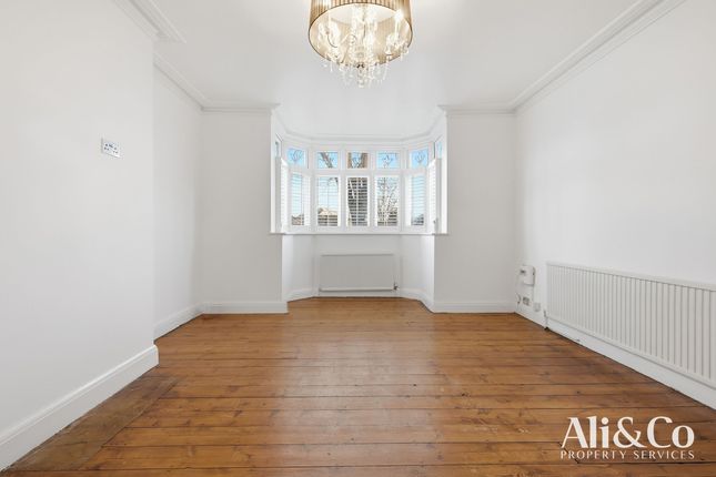 103 Connaught Avenue, Grays photo 3