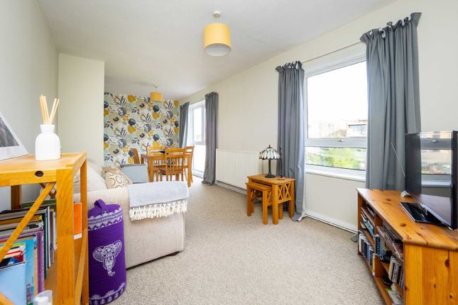 Flat for sale in Larchvale Court, Westmoreland Drive, Sutton, Surrey