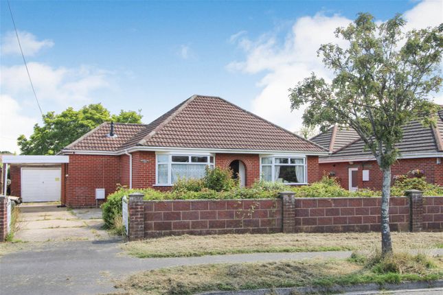 Thumbnail Bungalow for sale in Springfield Avenue, Holbury, Southampton