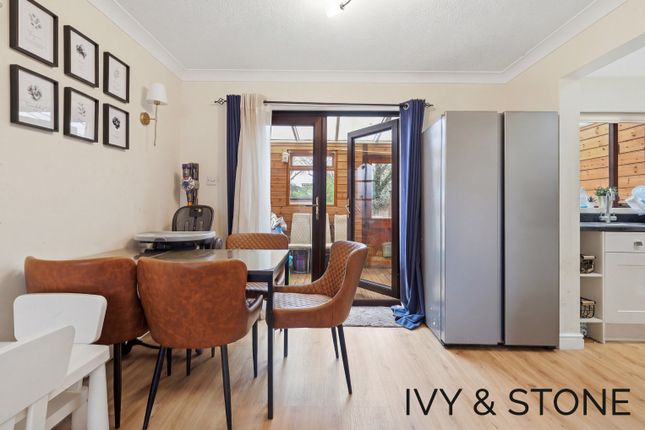7 Vienna Close, Ilford, Greater London photo 2