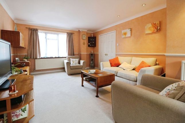 21, Fieldhurst, Slough photo 3