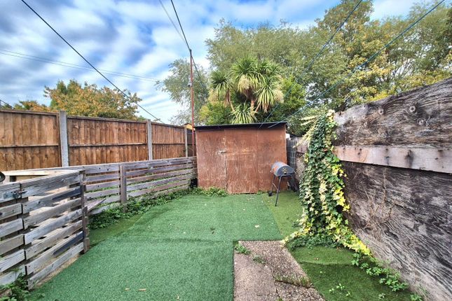 21, Shelley Avenue, Greenford photo 2