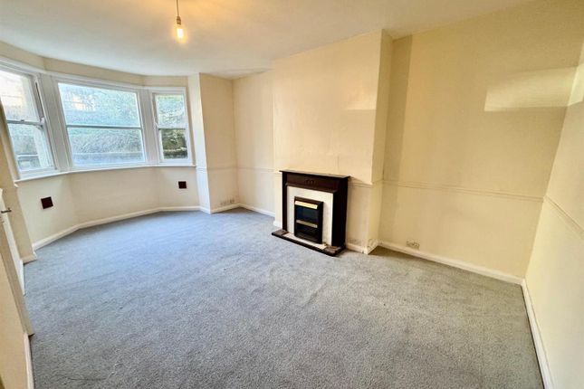 Flat 1, 3, Grosvenor Crescent, Scarborough photo 2