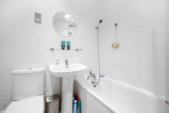 Flat for sale in Handforth Road, Oval, London