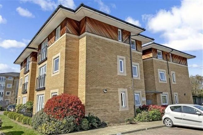 Flat for sale in Stafford Avenue, Hornchurch, Essex