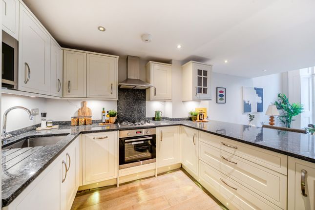 Flat 2, 49, St. Stephens Gardens, London photo 4