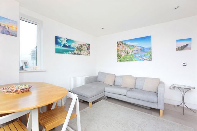 Flat to rent in Charterhouse Apartments, Wandsworth, London