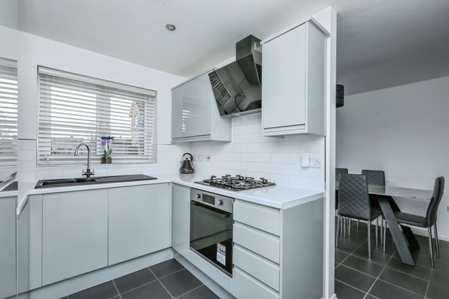 6, Almond Court, DONCASTER photo 3