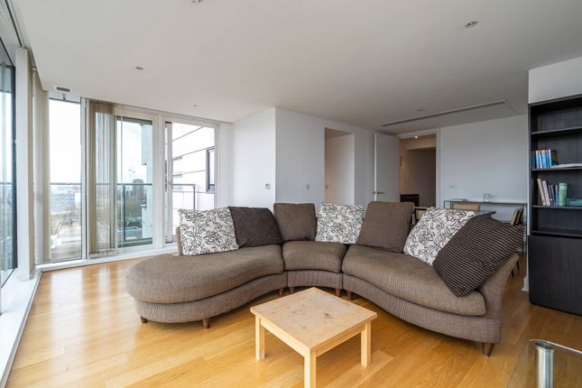 Flat to rent in Empire Square, London