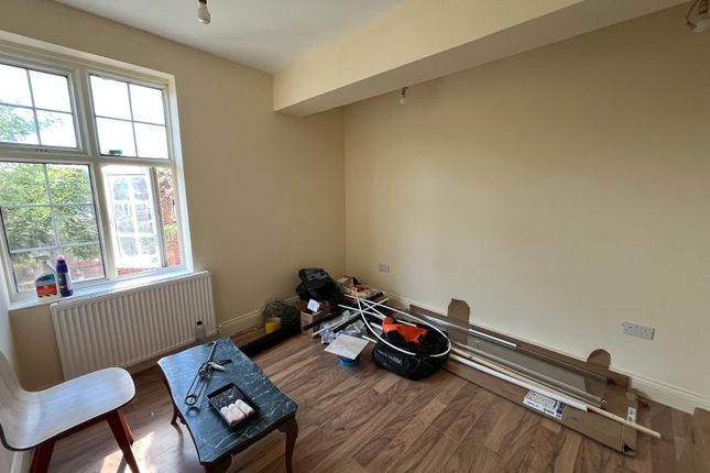 Flat 2, 97-99, Burnt Oak Broadway, Edgware photo 4