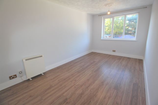 Flat for sale in Woodbridge Hill, Guildford