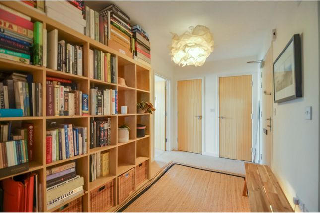 14 Plough Close, London photo 4