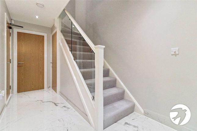 10, Darwin Rise, Gravesend photo 3