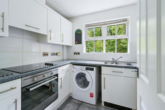 3 Birch Court, Hazel Way, Coulsdon photo 4