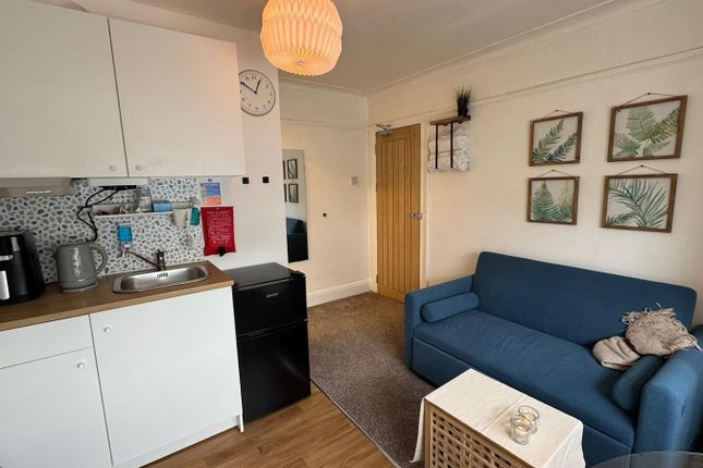 736 North Circular Road, London photo 2