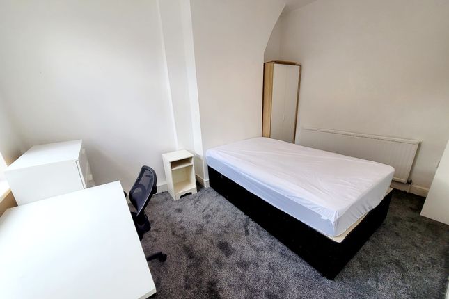 286, Salford photo 4