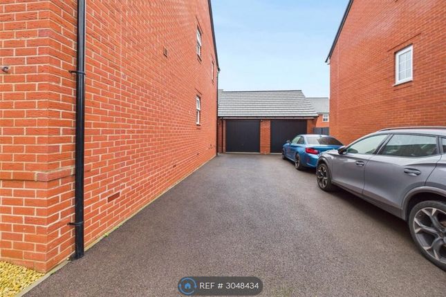 Pipit Close, Hardwicke, Gloucester photo 3