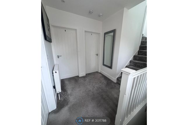 Almond Close, Bromley photo 3