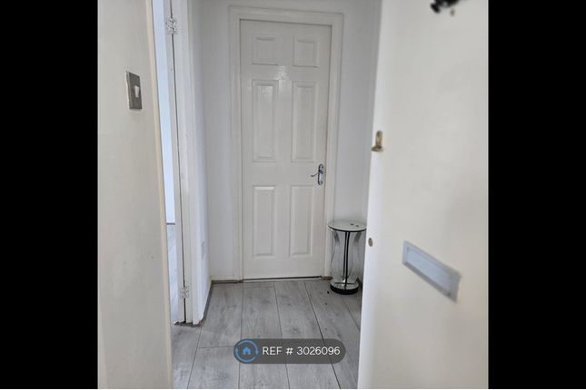 Flat, Burnham Road, London photo 4