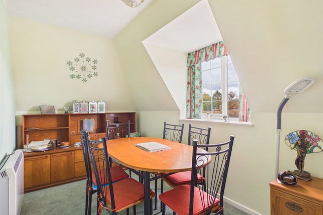 32, Stanford Orchard, Horsham photo 4