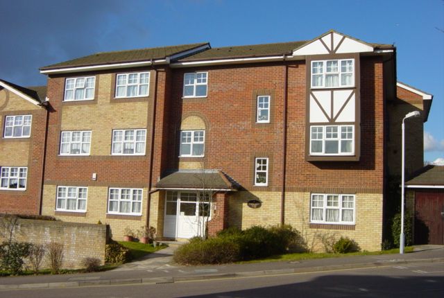 Thumbnail Flat to rent in Earles Meade, Luton