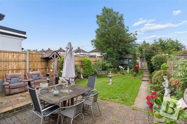 142, Parkside Avenue, Romford photo 4