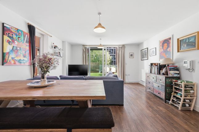 Flat Flat 5, Abraham House, Roseberry Place, London photo 2