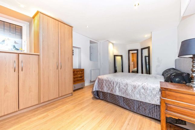 Flat to rent in West Hill, London