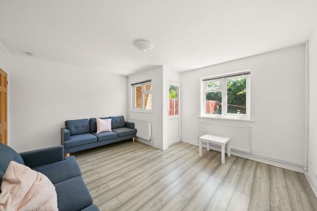 147, Radcliffe Way, Northolt photo 4