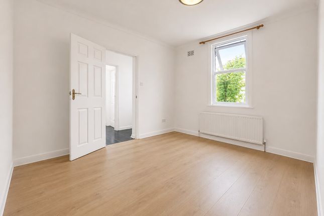 3, Drapars Court, Grays photo 2