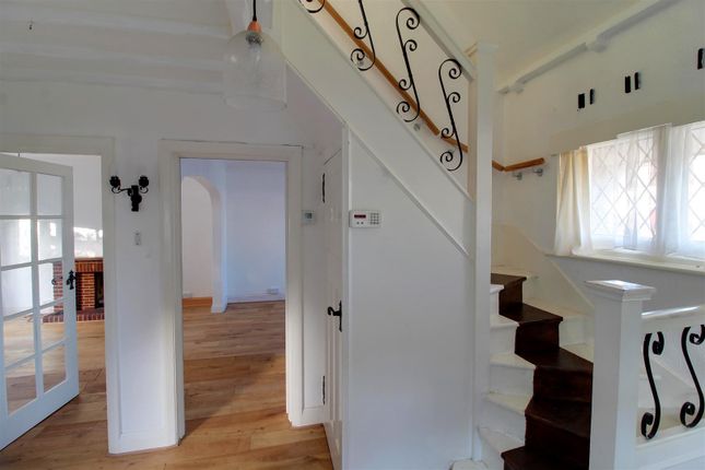 44, The Meadway, Cuffley photo 3