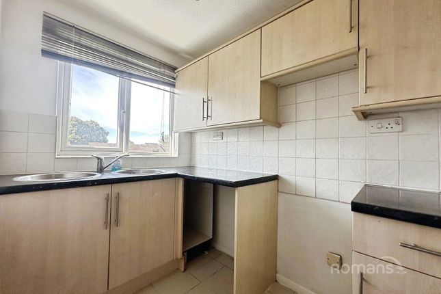 28, Juniper, Bracknell photo 3