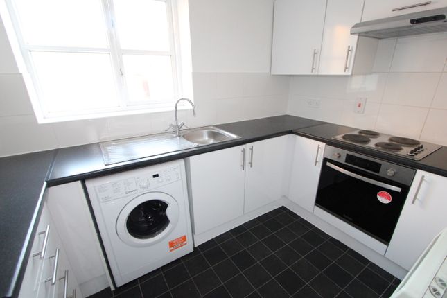 Flat to rent in Princess Alice Way, London