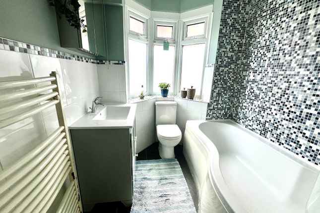 11a, Cheshire Gardens, Chessington photo 4