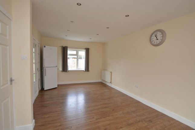 8, St. Andrews Way, Slough photo 3