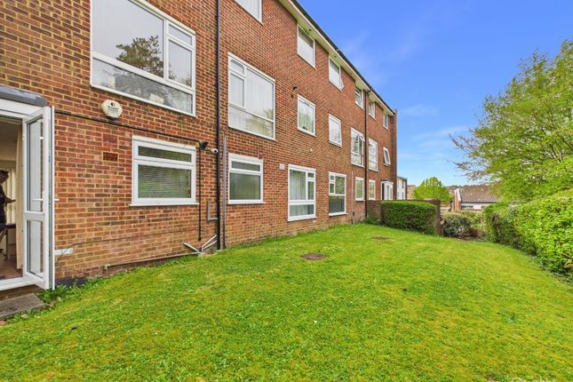 5 Holmbury Grove, Croydon photo 2
