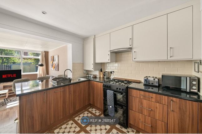 Hazel Drive, Woodley, Reading photo 5