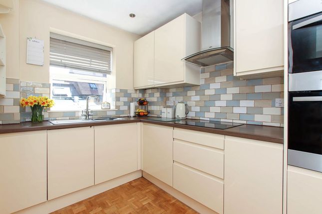 8, Mansard Close, Tring photo 2