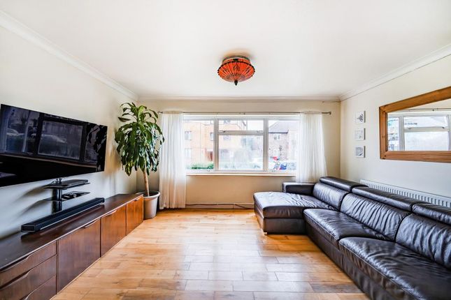 Flat for sale in Temple Close, Finchley