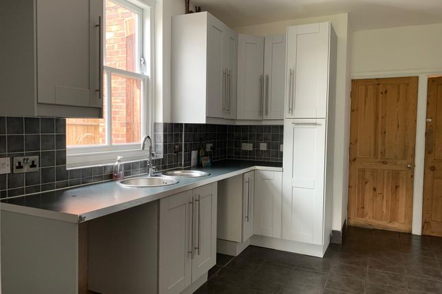 82, Nottingham photo 5